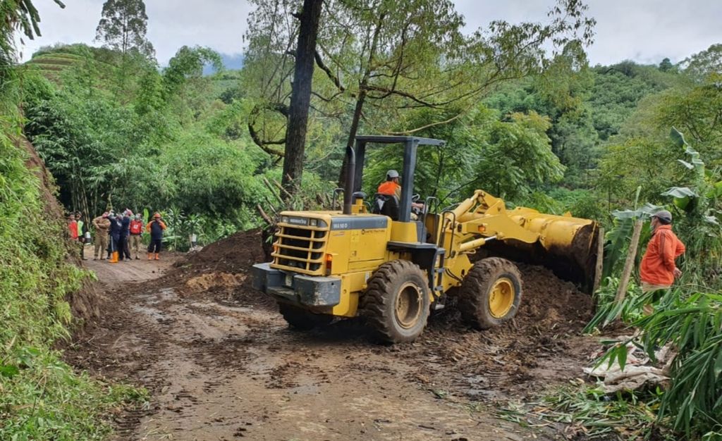 Ilustrasi - Proses pembersihan material longsor di jalur menuju Pura Luhur Giri Arjuno di Desa Tulungrejo, Kecamatan Bumiaji, Kota Batu, Jawa Timur, Senin (25/1/2021).