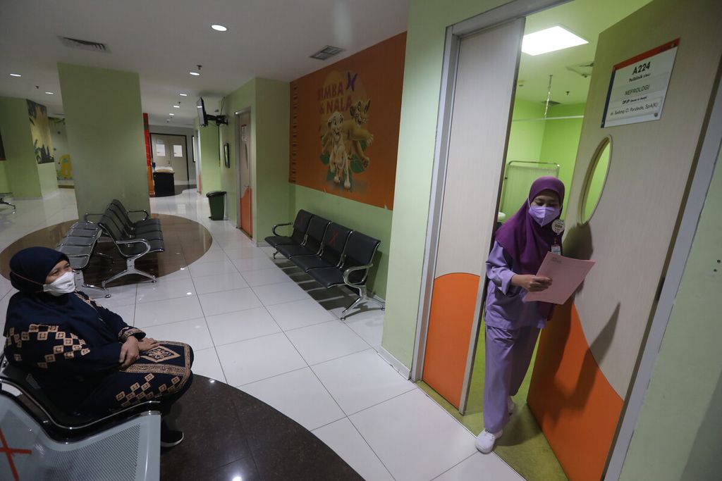 Perawat berjalan keluar dari ruang periksa poliklinik spesialis nefrologi di Pusat Kesehatan Ibu dan Anak (PKIA) Kiara RSUP Dr Cipto Mangunkusumo, Jakarta, Jumat (21/10/2022). 