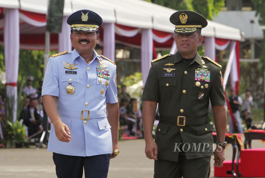 Sertijab Panglima TNI – Marsekal Hadi Tjahjanto (kiri) bersama Jenderal Gatot Nurmantyo (kanan) berjalan meninggalkan lokasi upacara serah terima jabatan (sertijab) Panglima TNI di Mabes TNI Cilangkap, Jakarta, Sabtu (9/12/2017).