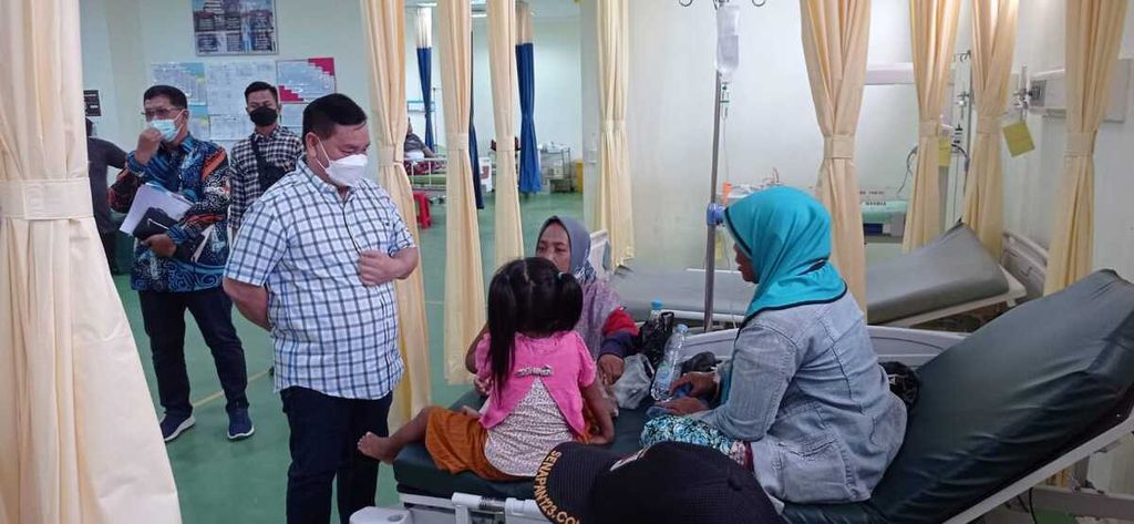 Bupati Kotawaringin Timur Halikinnor mengunjungi pasien yang dirawat di RSUD Dr Murjani Sampit, Sabtu (1/4/2023). Setidaknya 47 orang diduga keracunan makanan, belasan masih dirawat dan satu orang meninggal dunia.