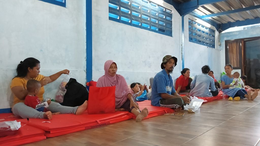 Sejumlah warga mengungsi di sebuah masjid di SMP Negeri 9, Kamis (16/3/2023). Mereka merupakan warga yang terdampak longsor di Kampung Sirnasari, Kelurahan Empang, Bogor Selatan, Kota Bogor, Jawa Barat, Selasa (14/3/2023) malam.