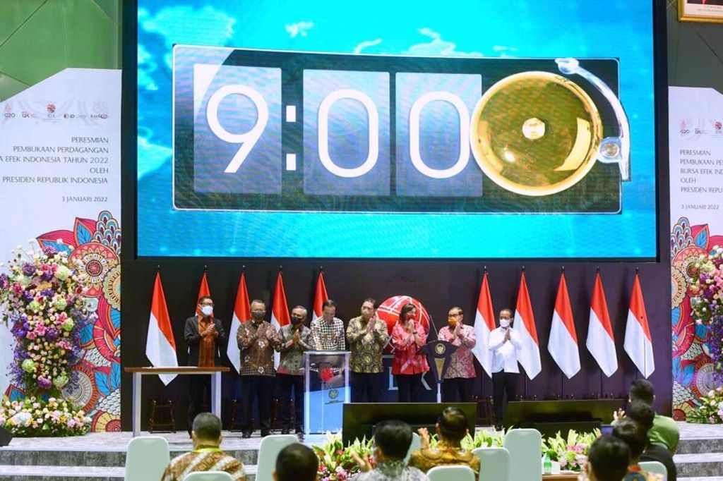 Presiden Joko Widodo meresmikan pembukaan perdagangan bursa efek Indonesia 2022 di Jakarta secara luring dan daring, Senin (3/1/2022). 