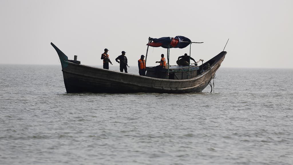 Petugas penjaga pantai Banglades berpatroli di dekat Pulau Thengar Charan di Teluk Bengal, Banglades, Kamis (2/2/2017). REUTERS/Mohammad Ponir Hossain