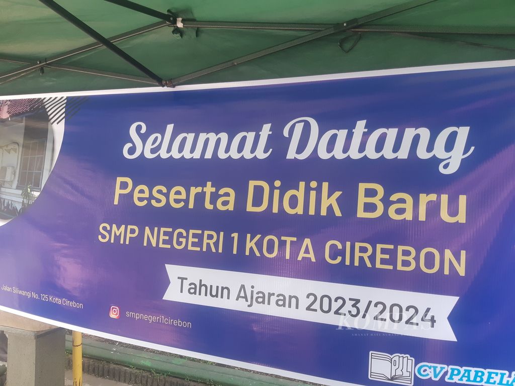 Spanduk selamat datang untuk siswa baru terpajang di halaman Sekolah Menengah Pertama Negeri 1 Kota Cirebon, Jawa Barat, Jumat (14/7/2023). Sebanyak 196 peserta didik baru diterima dalam seleksi PPDB tahap kedua itu.