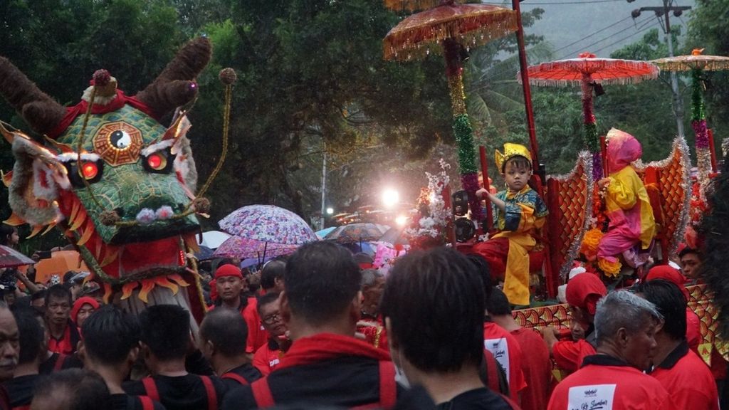 Arak-arakan Kio dan Sipasan Meriahkan Perayaan Cap Go Meh di Padang