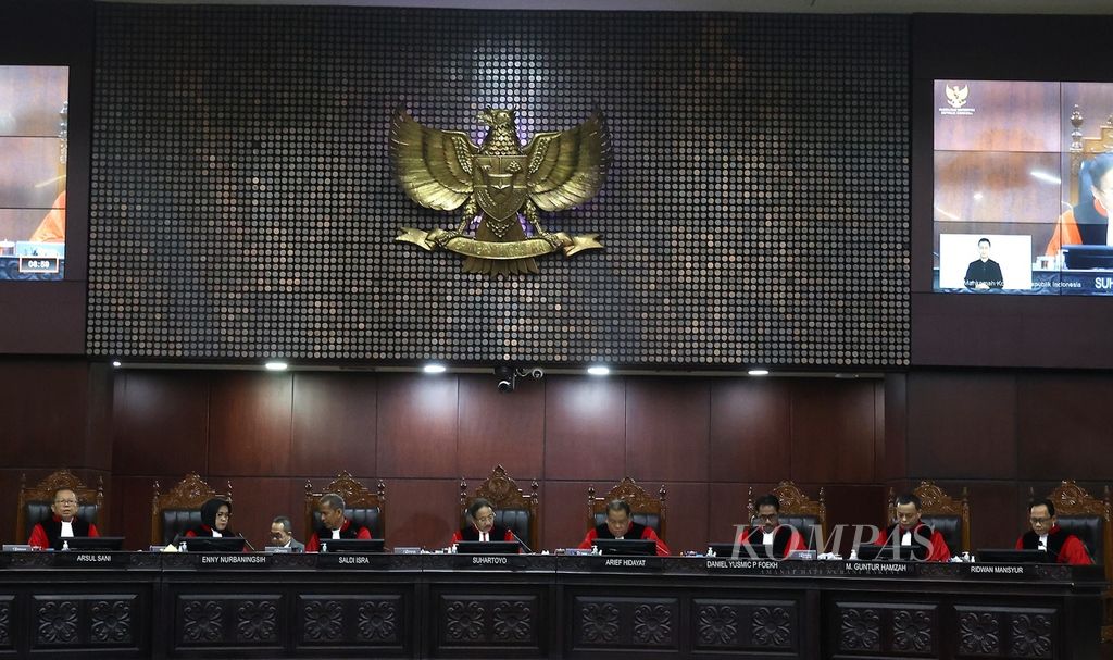 Ketua Mahkamah Konstitusi (MK) sekaligus Hakim Konstitusi Suhartoyo (keempat dari kiri), didampingi hakim konstitusi lainnya (kiri ke kanan), Arsul Sani, Enny Nurbaningsih, Saldi Isra, Arief Hidayat, Daniel Yusmic Foekh, M Guntur Hamzah, dan Ridwan Mansyur, membuka sidang pembacaan putusan perselisihan hasil pemilihan umum Pilpres 2024 di Gedung MK, Jakarta, Senin (22/4/2024). Dalam putusannya, hakim konstitusi menolak semua gugatan yang diajukan pemohon. Tiga hakim memutuskan pendapat yang berbeda, yakni Saldi Isra, Arief Hidayat, dan Enny Nurbaningsih. 