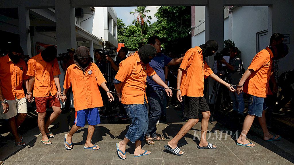 Sejumlah  tersangka pengedar sabu yang ditangkap Direktorat Reserse Narkoba Polda Metro Jaya dipertunjukkan kepada media di Markas Polda Metro Jaya, Jakarta, Selasa (20/6). Sebanyak 24 kilogram sabu diamankan pada operasi Mei-Juni 2017. Sebanyak 13 tersangka ditangkap, dua di antaranya sipir di Lapas Kelas I Cipinang dan Lapas Kelas II Pemuda Tangerang serta seorang narapidana.