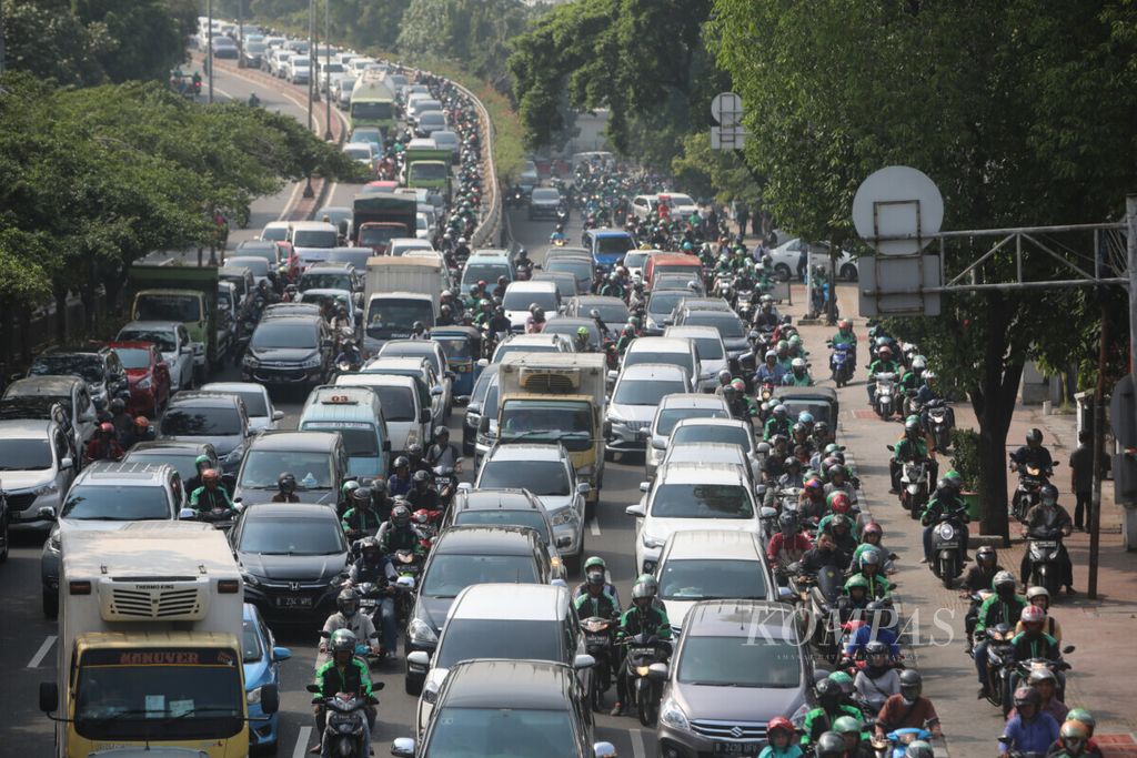 Antrean kendaraan menyemut saat jam berangkat kerja di Jalan KH Abdullah Syafei, Tebet, Jakarta Selatan, Selasa (18/6/2019). 