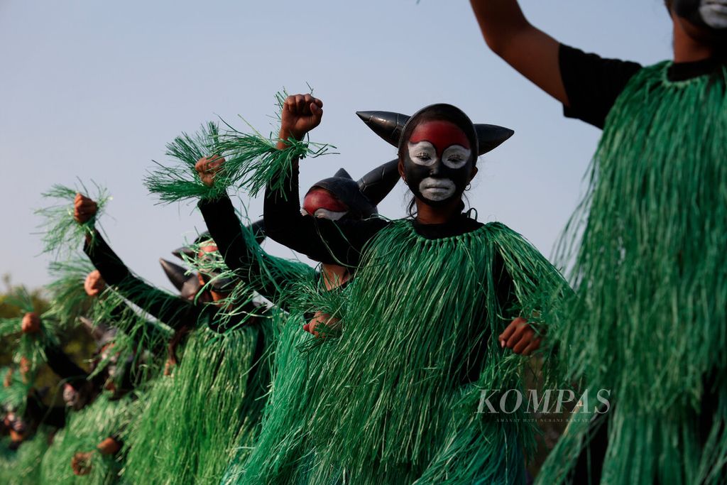 Remaja yang dilibatkan dalam berkesenian untuk meramaikan penyelenggaraan Festival Jambu Pranan, di Desa Pranan, Kecamatan Polokarto, Kabupaten Sukoharjo, Jawa Tengah, Selasa (29/8/2023). 