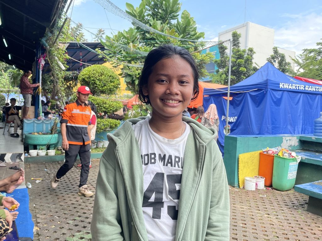 Pengungsi di RPTRA Rasela, Koja, Jakarta Utara, Abigail Pasaribu (15), saat ditemui pada Minggu (5/3/2023). Ia mengeluhkan minimnya bantuan pembalut dan alat mandi.