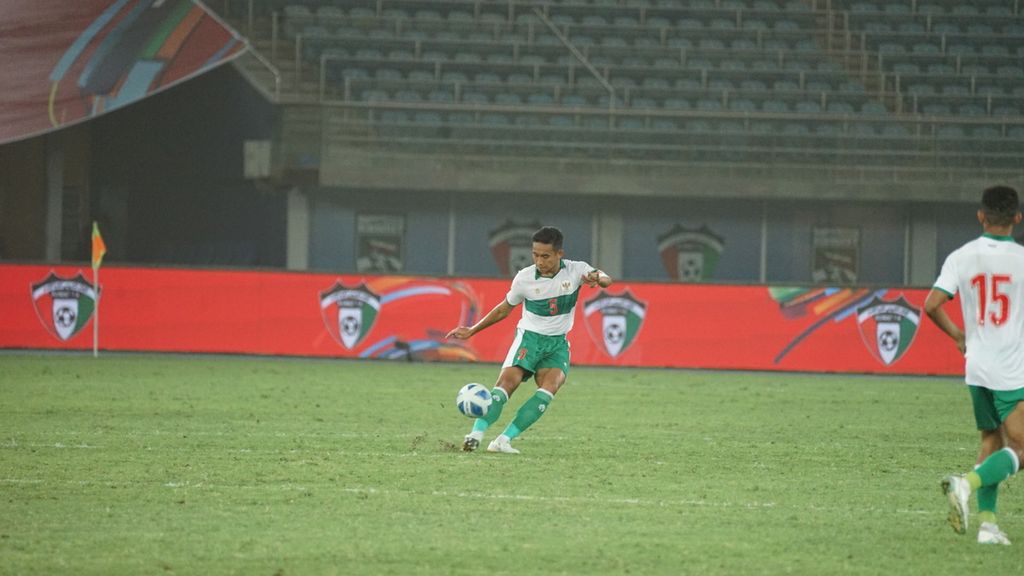 Pemain belakang timnas Indonesia Rizky Ridho menendang bola dalam pertandingan pertandingan Grup A kualifikasi Piala Asia 2023 antara Indonesia dan Jordania di Stadion Jaber Al Ahmad, Kuwait, Minggu (12/6/2022) dini hari WIB. Pertandingan berakhir imbang, 0-0.
