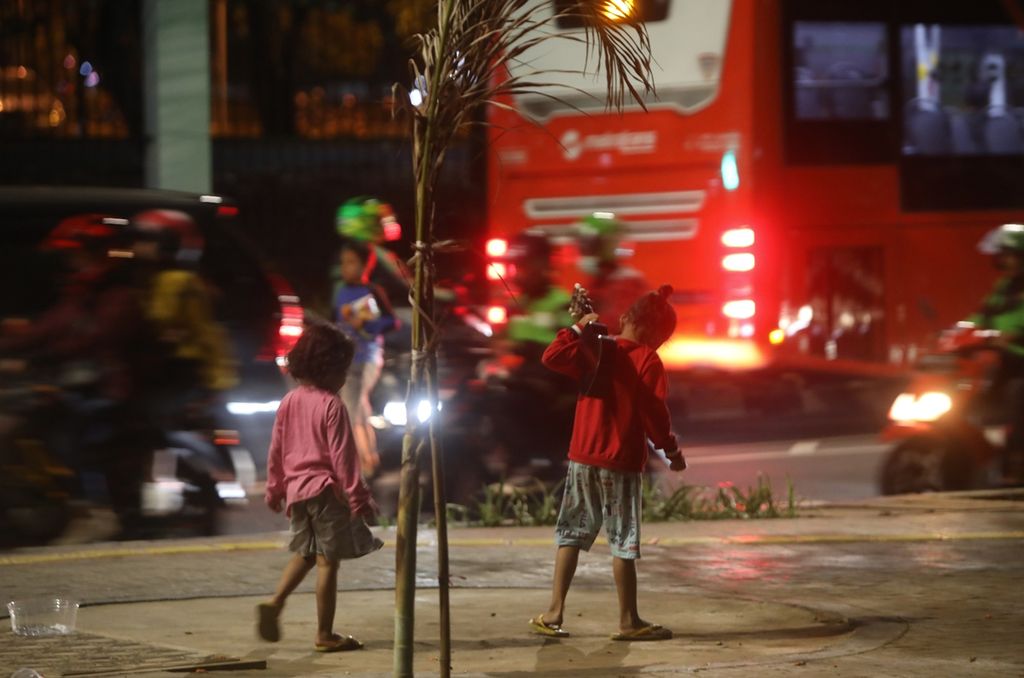 Anak-anak di bawah umur mengamen di persimpangan lampu merah di kawasan Gelora, Jakarta Pusat, Selasa (19/11/2019). Sejumlah anak-anak telah lama menjadi korban eksploitasi kaum dewasa untuk bekerja hingga larut malam dengan mengamen hingga berjualan di pinggir jalan. Perlu penanganan secara menyeluruh dari sejumlah pemangku kepentingan untuk mengatasi fenomena ini.