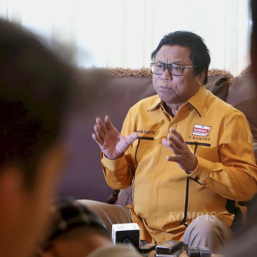 Ketua Umum Hanura yang baru, Oesman Sapta Odang, memberikan keterangan kepada wartawan terkait rencananya untuk memajukan Hanura, di kediamannya di Jakarta, Kamis (22/12/2016).