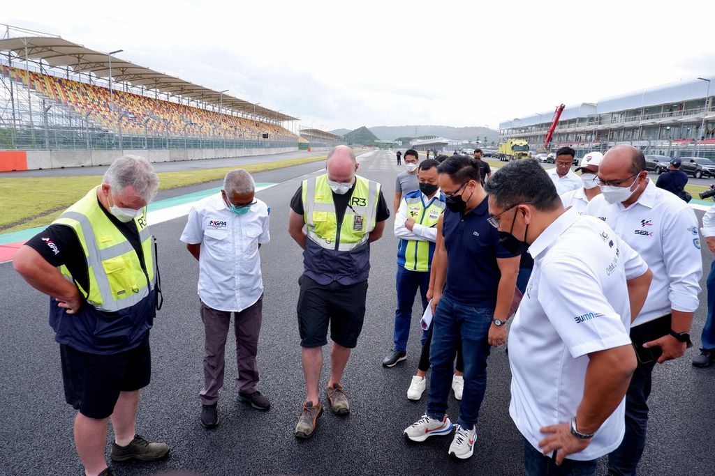 Wakil Menteri Badan Usaha Milik Negara II Kartika Wirjoatmodjo (dua dari kanan) dan rombongan mendengarkan penjelasan dari Managing Director Roads Runways Racetrack Campbell Waddell (tiga dari kiri) terkait hasil pengaspalan ulang lintasan Sirkuit Internasional Jalan Raya Pertamina Mandalika di Kuta, Pujut, Lombok Tengah, Nusa Tenggara Barat, Kamis (10/3/2022). 