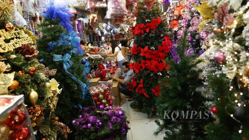 Beragam model hiasan dan pohon natal di Pasar Pagi Mangga Dua, Jakarta. Jelang perayaan Natal, penjualan pohon dan hiasan natal mulai ramai. Musim Natal menjadikan peluang bisnis berkembang, tetapi aksi penipuan perlu diwaspadai.