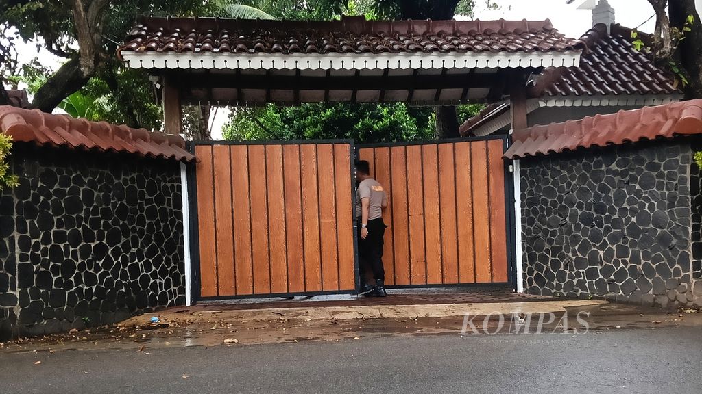 A police officer on duty at house number 20 in RT 005 RW 005, Mampang Prapatan IV Street, Tegal Parang Village, South Jakarta, on Saturday (27/4/2024). At the house, Brigadier Ridhal Ali Tomi was allegedly found dead as a result of suicide.