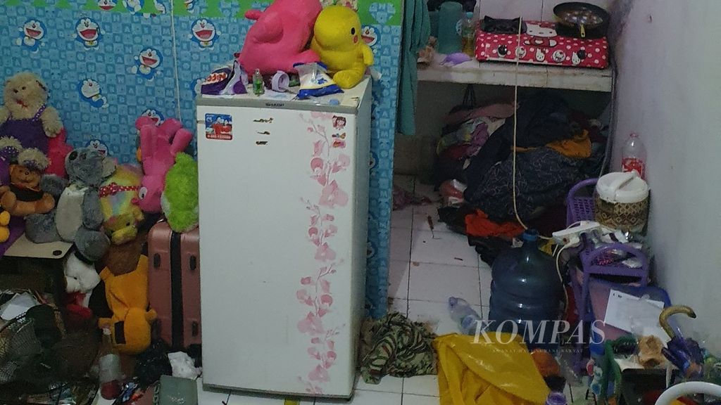 Kondisi kontrakan yang menjadi lokasi Satrio (40), seorang ayah, menyimpan jasa bayinya di dalam kulkas di Ciledug, Kota Tangerang, Banten, pada Kamis (6/7/2023). 
