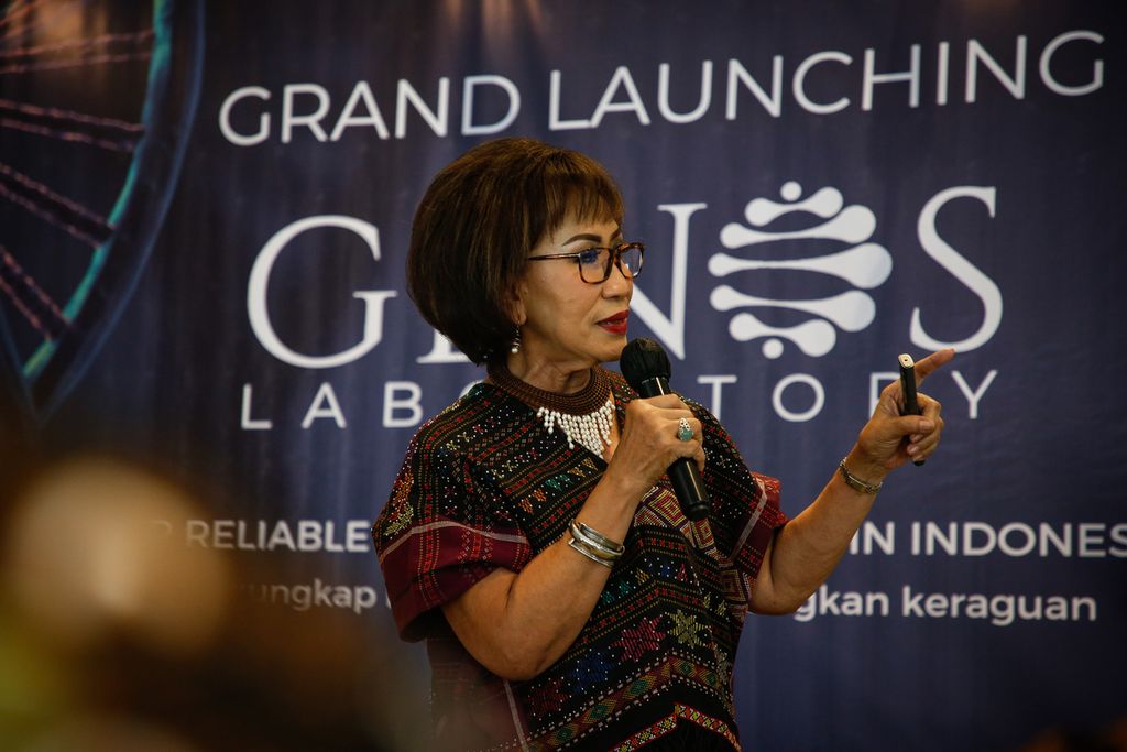 Penasihat ilmiah Genos Laboratory, Herawati Sudoyo, memaparkan materi dalam peluncuran Genos Laboratory di Hotel Mercure, Pantai Indah Kapuk, Jakarta, Kamis (15/6/2023). 