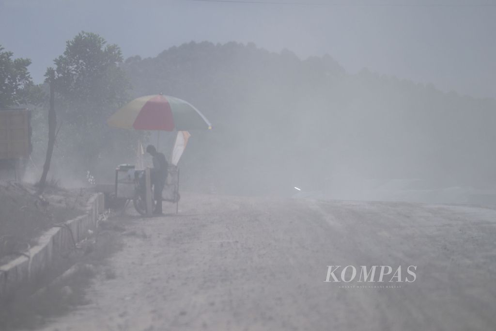 Seorang pedagang tetap berjualan walau harus berjibaku dengan debu di kawasan Ibu Kota Nusantara, Provinsi Kalimantan Timur, Sabtu (30/12/2023).