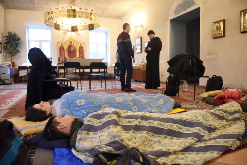  Pengungsi Ukraina beristirahat di Biara Athos Baru di kota Lviv, Ukraina barat, 5 Maret 2022.