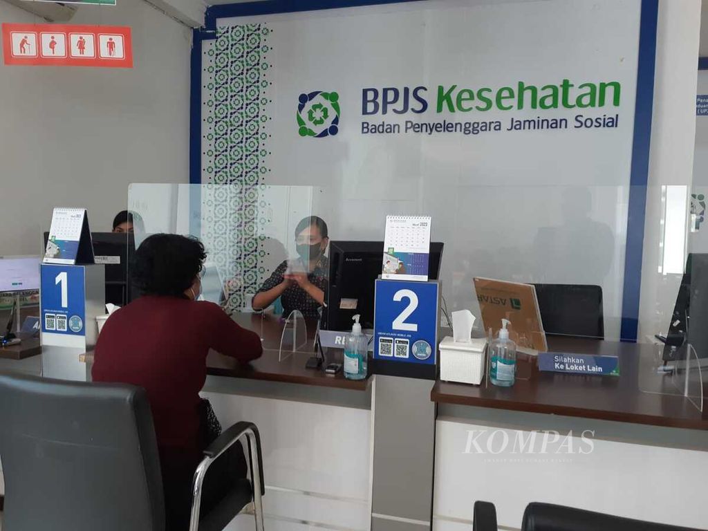 The atmosphere of service for participants of the National Health Insurance at the office of the Social Security Administration Agency (BPJS) Health Branch in Kupang, East Nusa Tenggara, on Tuesday (3/14/2023).