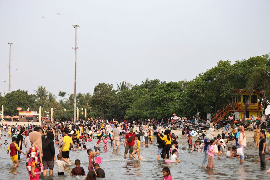 Pengunjung memadati Pantai Ancol, Jakarta, Senin (25/12/2023). Ancol Taman Impian masih menjadi salah satu destinasi wisata favorit warga saat Libur Natal 2023 dan Tahun Baru 2024. Hingga sore, tercatat ada sebanyak 55.000 pengunjung. Jumlah tersebut akan terus bertambah hingga malam hari. 