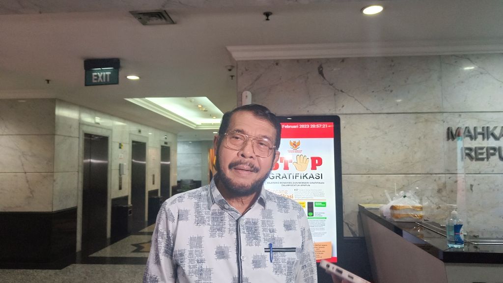 Ketua Mahkamah Konstitusi (MK) Anwar Usman usai diperiksa Majelis Kehormatan MK di Gedung MK, Jakarta, Selasa (28/2/2023). Anwar diperiksa dari pukul 15.00 hingga pukul 17.00 di lantai 15 Gedung MK.