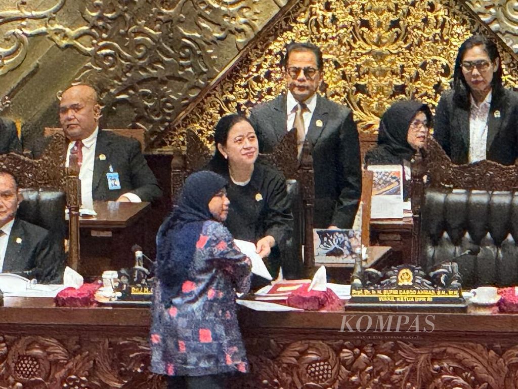 Dewan Perwakilan Rakyat menyetujui Rancangan Undang-Undang tentang Kesejahteraan Ibu dan Anak pada Fase Seribu Hari Pertama Kehidupan (RUU KIA) untuk disahkan menjadi undang-undang dalam Rapat Paripurna DPR untuk Pengambilan Keputusan di Tingkat II yang dipimpin Ketua DPR Puan Maharani di Ruang Sidang Paripurna DPR, Kompleks Parlemen, Jakarta, Selasa (4/6/2024). Tampak Pimpinan Komisi VIII DPR Mengenai Pembahasan RUU Tentang RUU KIA Pada Fase Seribu Hari Pertama Kehidupan, yang yang diwakili Wakil Ketua Komisi VIII Diah Pitaloka menyerahkan laporan berisi penjelasan soal proses RUU tersebut.