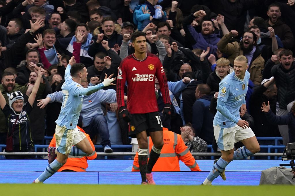 Reaksi bek Manchester United, Raphael Varane (tengah), saat striker Manchester City, Erling Haaland, merayakan gol bersama Phil Foden pada laga Liga Inggris, Minggu (3/3/2024).  