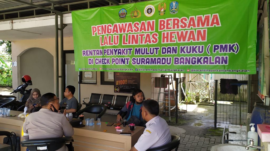 Pos penjagaan lalu lintas hewan di Stasiun Karantina Pertanian Kelas II Bangkalan, Jawa Timur, Sabtu (18/6/2022). Di pos ini penjagaan dilakukan oleh dua petugas setiap sift. Petugas belum dapat menjangkau pengawasan intensif di jalur-jalur tikus di sekitar pos.