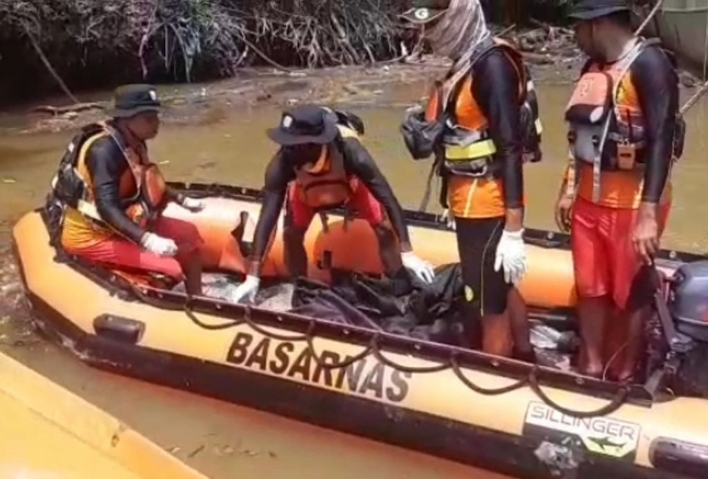 Tim SAR gabungan menemukan bagian tubuh salah satu dari empat warga yang tewas dibunuh di Sungai Wania, Kampung Pigapu, Kabupaten Mimika, Papua, Rabu (31/8/2022). 