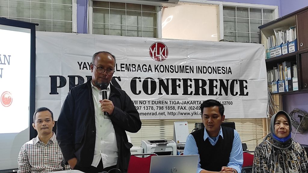 Dari kiri ke kanan, Kepala Bidang Litigasi YLKI Aji Warsito, Ketua Pengurus Harian YLKI Tulus Abadi, dan Kepala Bidang Pengaduan dan Hukum YLKI Rio Priambodo dalam konferensi pers pengaduan sepanjang 2023, Selasa (23/1/2024), di Jakarta.