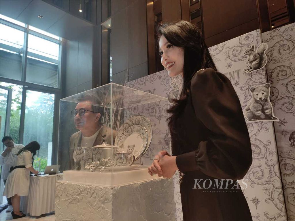 Sandra Dewi berkolaborasi dengan Zen Tableware untuk meluncurkan peranti makan bertajuk Magnificent Frost di Jakarta, Jumat (1/12/2023).