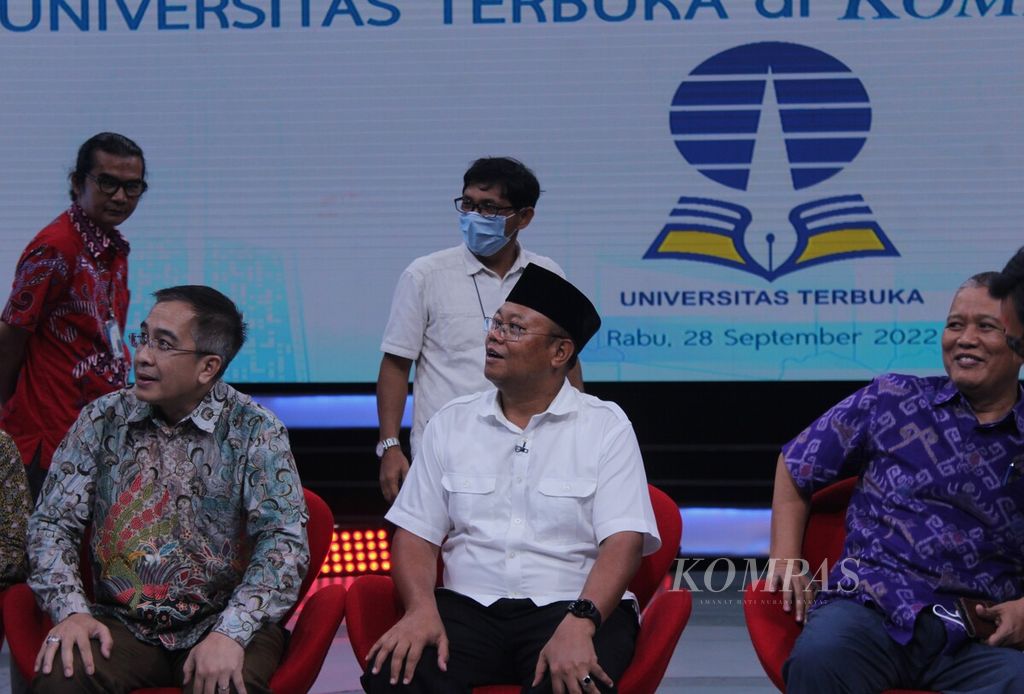 Rektor Universitas Terbuka Prof Ojat Darojat (duduk tengah) berkunjung ke Menara Kompas, Jakarta, Rabu (28/9/2022).