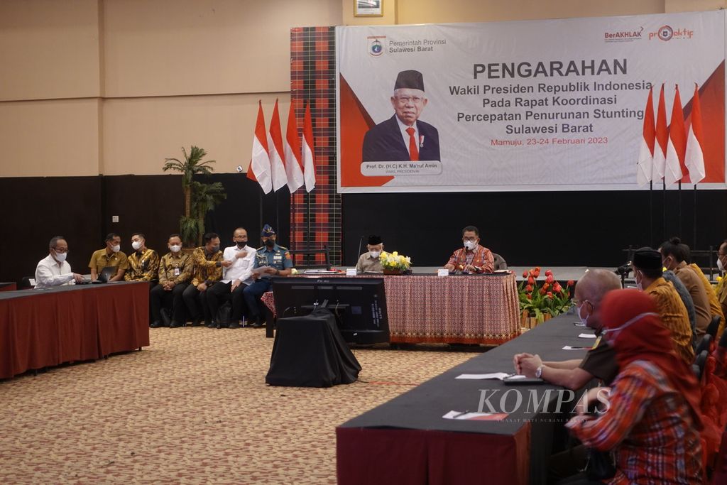 Wakil Presiden Ma'ruf Amin saat memimpin Rapat Koordinasi Percepatan Penurunan Stunting di Sulawesi Barat, di Mamuju, Provinsi Sulawesi Barat, Kamis (23/2/2023). 