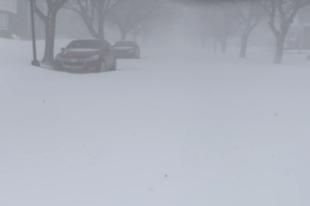 Salju menutupi jalan dan kendaraan di Buffalo, New York, Amerika Serikat, 25 Desember 2022. Menurut Badan Cuaca Nasional Amerika Serikat, Minggu (25/12/2022), suhu rata-rata di AS minus 11 derajat celsius. 