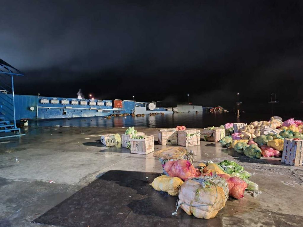 Beberapa barang yang dapat diselamatkan saat KM Satya Kencana III yang tiba dari Surabaya, Jawa Timur, di Pangkalan Bun, Kabupaten Kotawaringin Barat, Kalteng, Rabu (19/10/2022) dini hari.