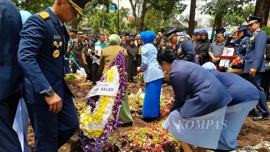 Suasana tabur bunga saat pemakaman secara militer tiga korban kecelakaan dua pesawat Super Tucano di Taman Makam Pahlawan Suropati, Kota Malang, Jawa Timur, Jumat (17/11/2023). Adapun satu korban lainnya dimakamkan di Madiun.