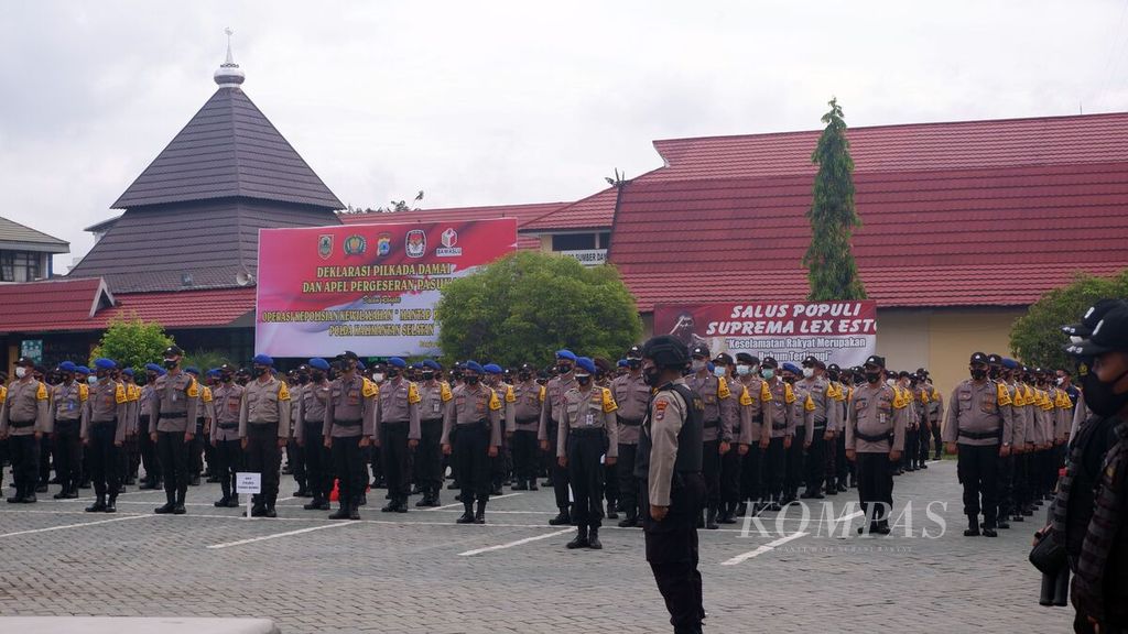 Polisi mengikuti Apel Pergeseran Pasukan Pengamanan Pilkada Serentak 2020 di Lapangan Markas Polda Kalimantan Selatan, Banjarmasin, Sabtu (5/12/2020). Sebanyak 1.438 personel Polda Kalsel dan 200 personel Polda Kalimantan Tengah diperbantukan untuk pengamanan pilkada Kalsel.