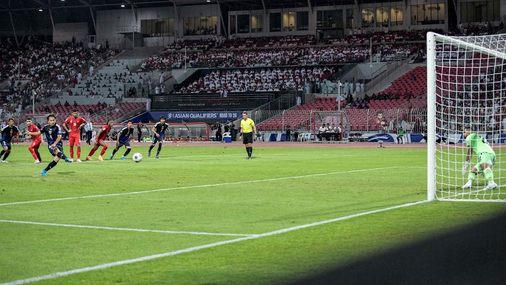 Pemain Jepang, Ayase Ueda (kiri), melepas tendangan ke gawang Bahrain pada kualifikasi Piala Dunia 2026 di Stadion Nasional Bahrain, Riffa, Bahrain, Rabu (11/9/2024) dini hari WIB. Jepang menang dengan skor 5-0.