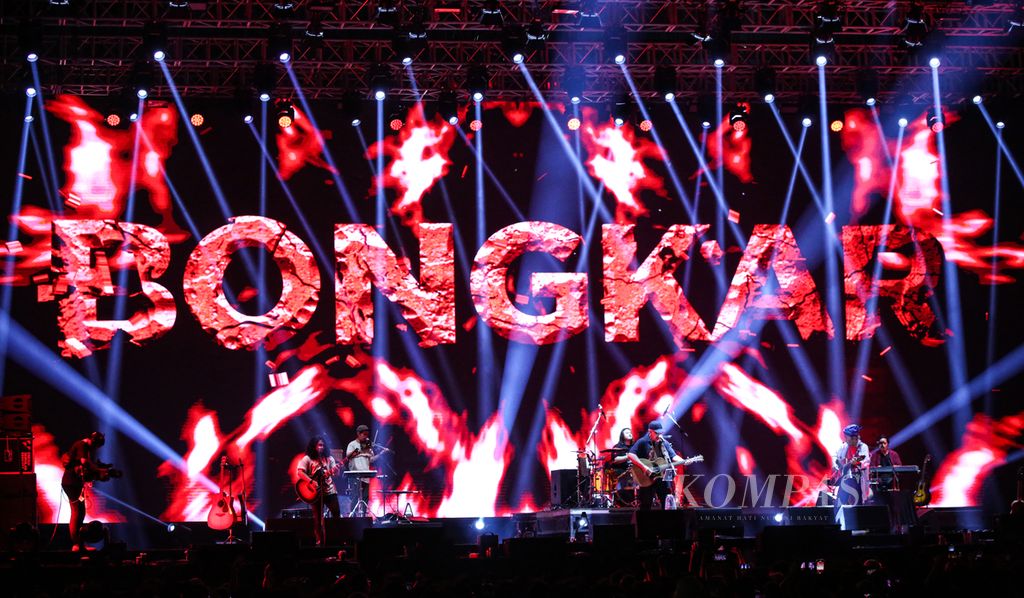 Iwan Fals dan Sawung Jabo membawakan lagu &quot;Bongkar&quot; dalam Synchronize Festival 2023 di Gambir Expo Kemayoran, Jakarta, pada 1 September 2023.