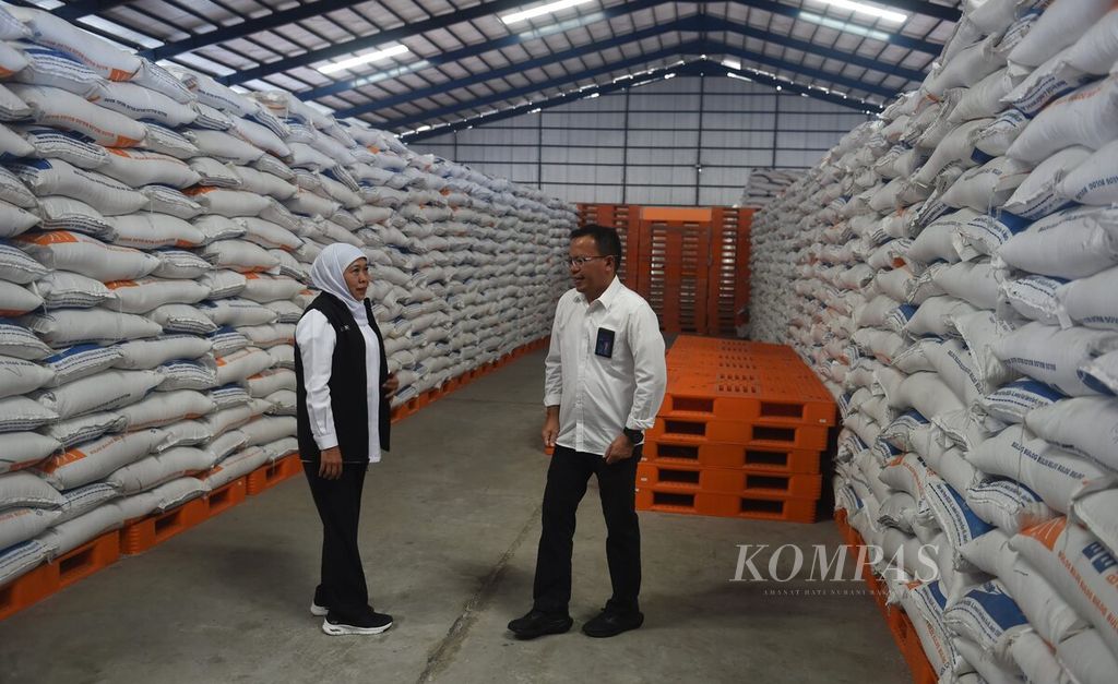 Governor of East Java, Khofifah Indar Parawansa (left), discussed with the Head of Bulog Kanwil Jatim, Ermin Tora, while inspecting the rice stock in the Bulog Warehouse Divre Jatim Subdivre Surabaya Utara Banjar Kemantren II, Sidoarjo, on Wednesday (6/9/2023). The visit was to check the rice stock in the Bulog warehouse. The impact of El Nino in Indonesia has caused an increase in the price of paddy and rice.