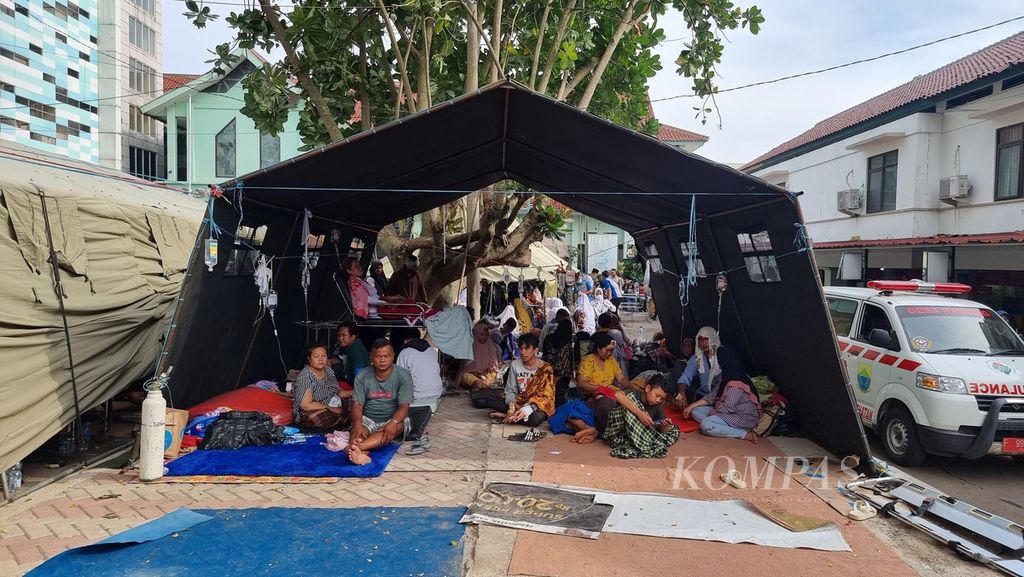 Sejumlah pasien dan keluarga mereka berada di tenda darurat Rumah Sakit Umum Daerah Sayang, Cianjur, Jawa Barat, Selasa (22/11/2022). Sebanyak 400 lebih pasien gempa Cianjur dirawat di RSUD ini.