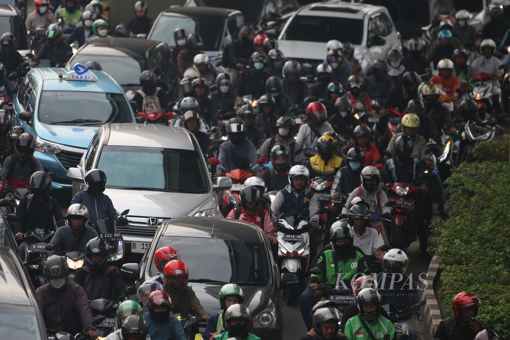 Kendaraan terjebak kemacetan lalu lintas di Jalan MT Haryono, kawasan Cawang, Jakarta, saat jam masuk kerja, Jumat (16/2/2024). 