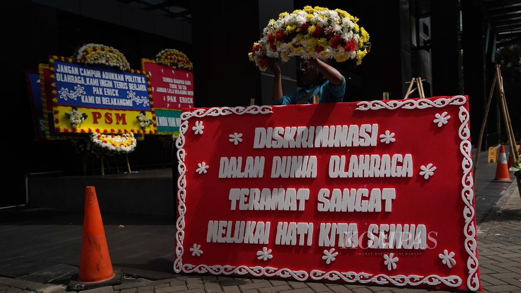 Pekerja menata karangan bunga yang ada di halaman kantor PSSI di GBK Arena, Jakarta, Kamis (30/3/2023). 