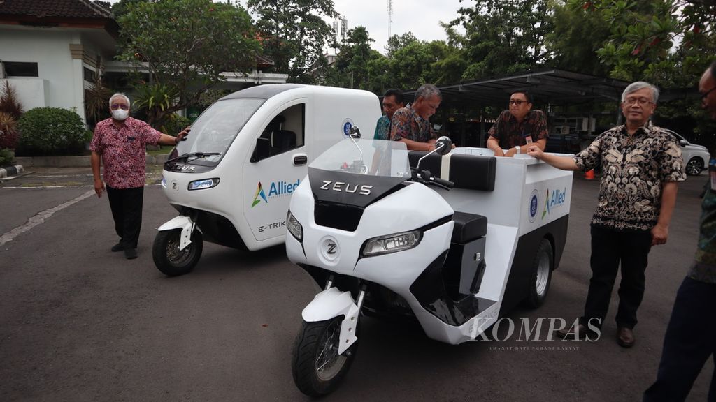 Dua produk E-Trike, kendaraan listrik roda tiga untuk angkutan barang yang dipasarkan PT Allied Harvest Indonesia dan National Center for Sustainable Transportation Technology (NCSTT) Institut Teknologi Bandung (ITB), dipamerkan di halaman kantor Dinas Perhubungan Provinsi Bali di Denpasar, Selasa (28/3/2023).