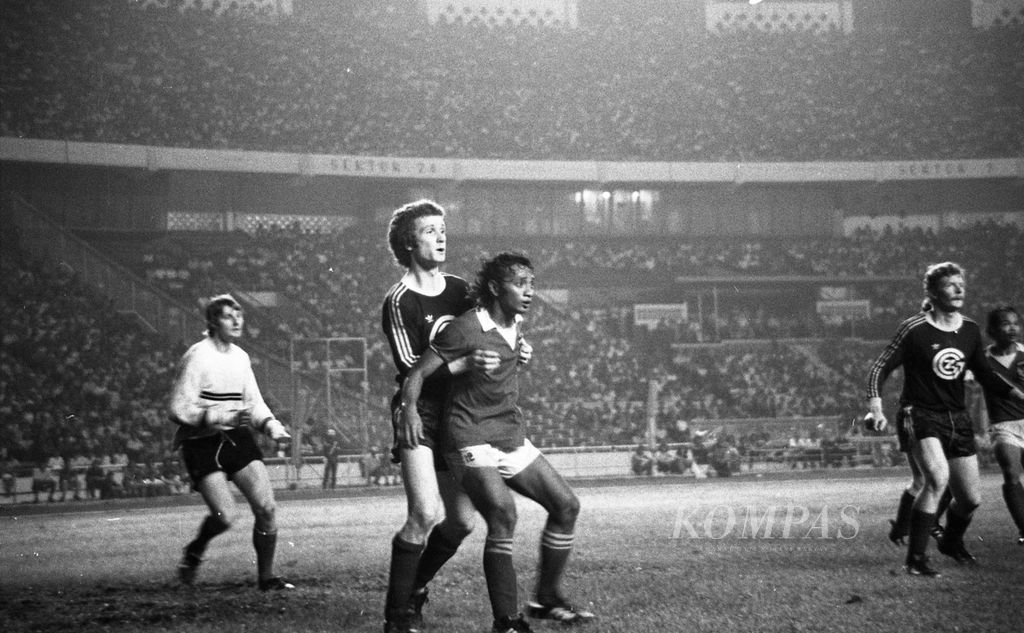 Risdianto, penyerang Indonesia, dipeluk Montandon, bek Grasshopper (tim Swiss), pada laga uji coba di Stadion Utama Senayan, Jakarta, 20 Januari 1976. Skuad Indonesia untuk Pra-Olimpiade 1976 tumbang 0-1. 