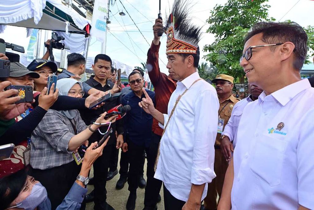 Presiden Joko Widodo memberikan keterangan kepada wartawan seusai meninjau Posyandu Rajawali 3, kompleks Graha Nendali, Jalan Raya Sentani-Waena, Nendali, Kecamatan Sentani Timur, Kabupaten Jayapura, Selasa (23/7/2024). Turut mendampingi Presiden Jokowi antara lain Menteri Kesehatan Budi Gunadi Sadikin.