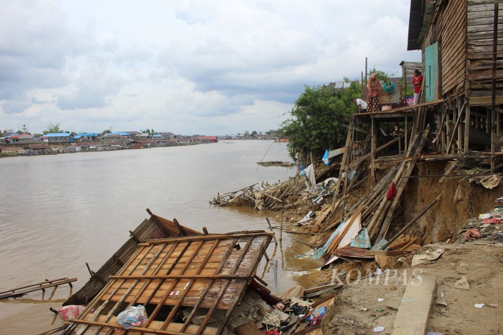 Kondisi rumah yang ambruk akibat abrasi tanah di pinggiran Sungai Kahayan, Kota Palangkaraya, Kalimantan Tengah, Minggu (8/1/2023).