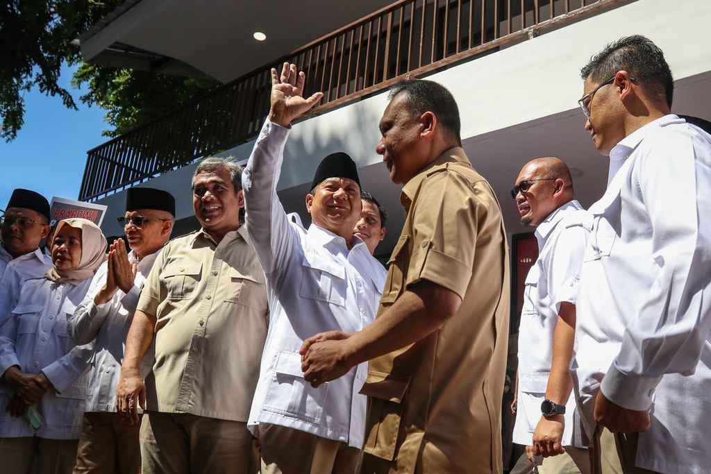 Ketua Umum Partai Gerindra Prabowo Subianto (keempat dari kanan) melambaikan tangan kepada para kader sebelum memasuki kantor Badan Pemenangan Presiden Partai Gerindra, Jakarta Barat, Sabtu (7/1/2023). 